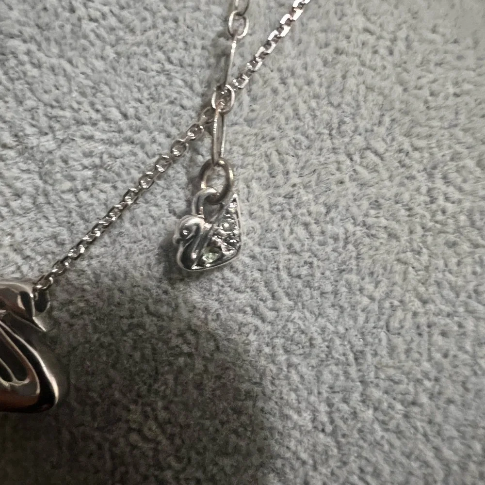 Swarovski crystal swan necklace missing a couple of crystals - Picture 4 of 4